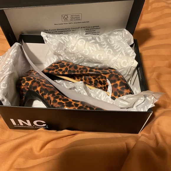 NWT INC Leopard Pumps 🐆 - Picture 4 of 9